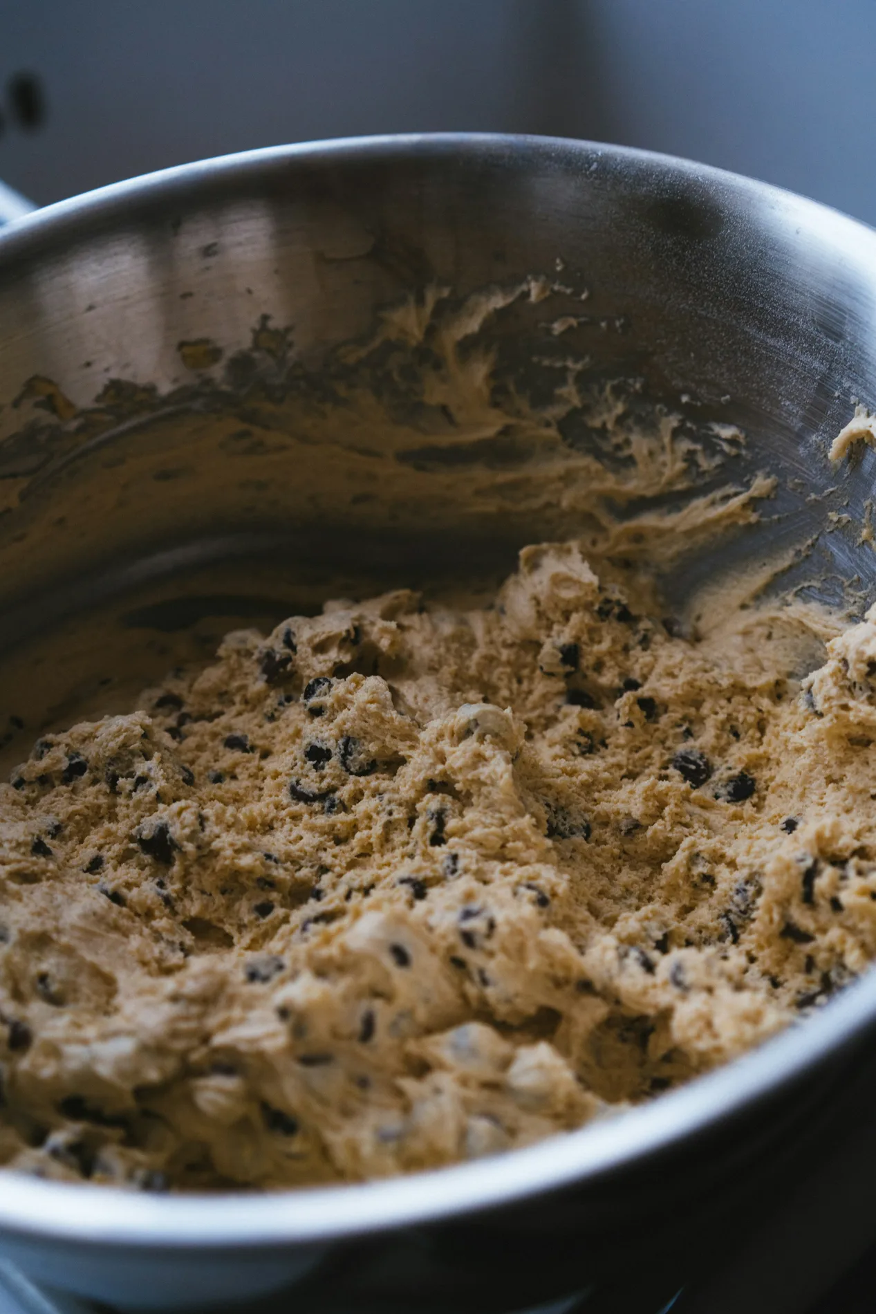 Pâte à cookies aux pépites de chocolat dans un bol