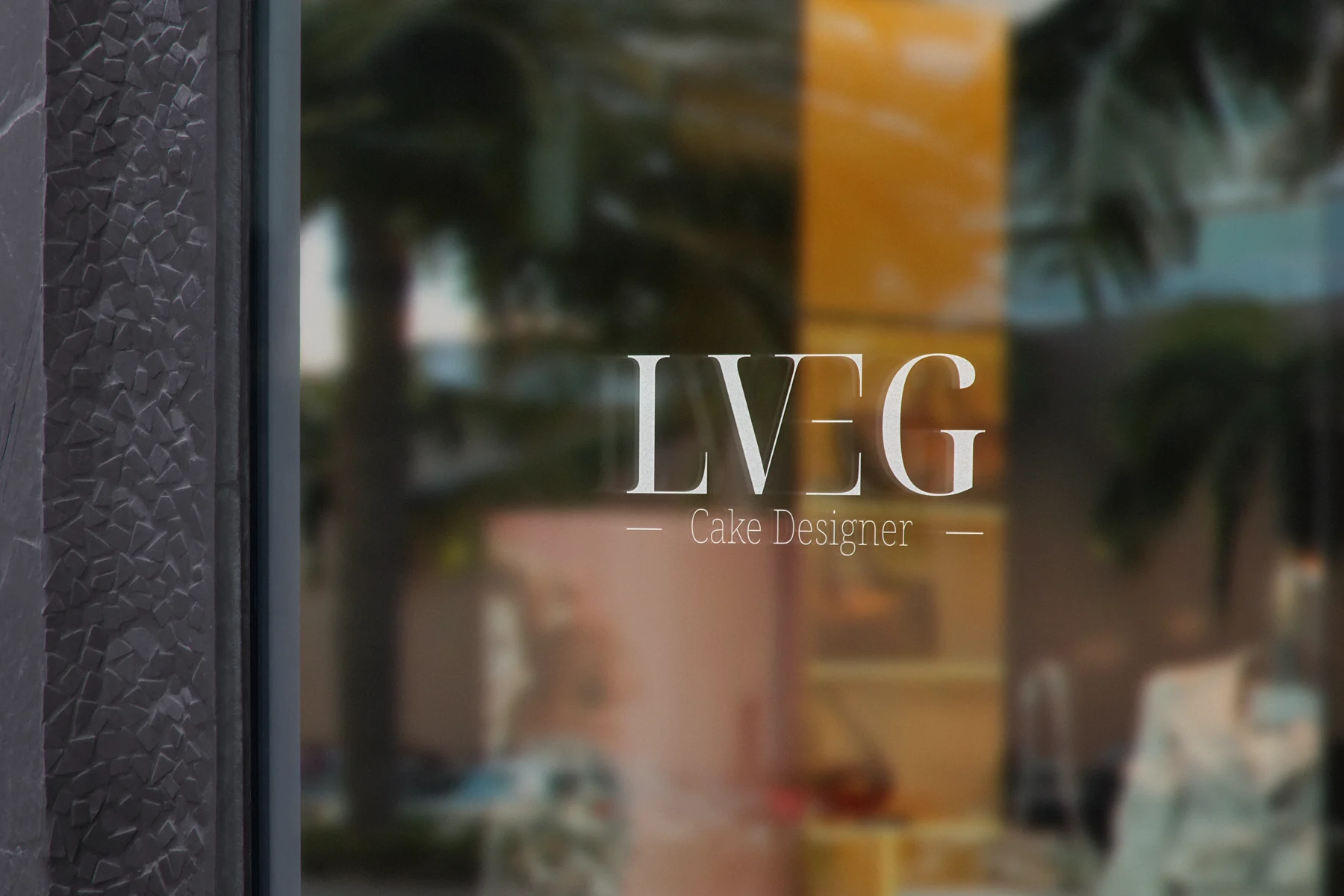 Le logo en vitrine